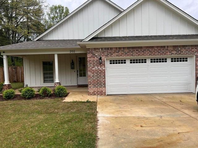 202 Robbins Dr, New Albany, MS 38652