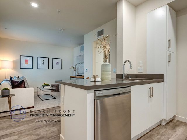 1249 W  39th Pl #202, Los Angeles, CA 90037