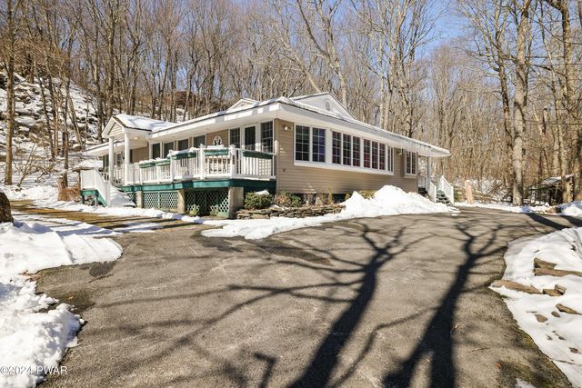 112 Lookout Dr, Lords Valley, PA 18428
