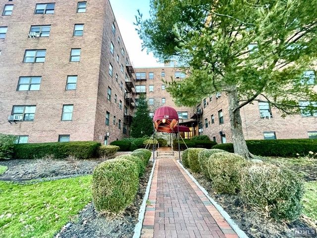 130 Orient Way #3M, Rutherford, NJ 07070