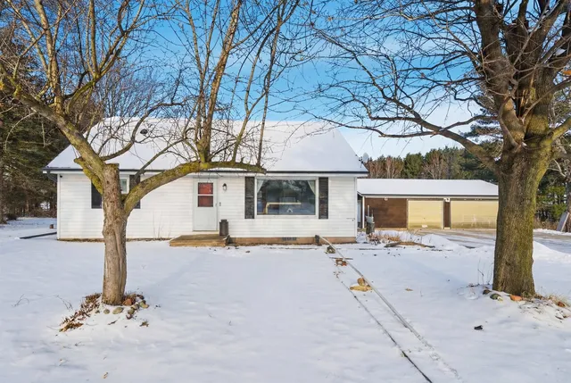 W7548 County Rd S, Shiocton, WI 54170