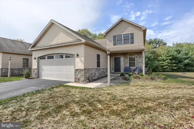 121 Anna Ln, Elizabethtown, PA 17022