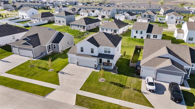 1050 Bel Aire Ct, Waukee, IA 50263