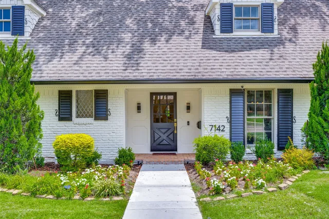7142 Lakehurst Ave, Dallas, TX 75230