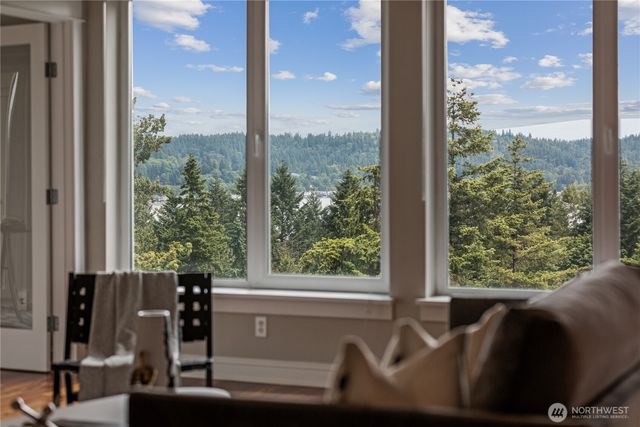 18707 SE Newport Way #208, Issaquah, WA 98027