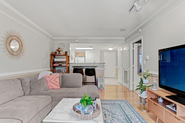3835 9th St N #205E, Arlington, VA 22203