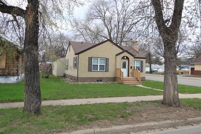 217 6th St NW, Minot, ND 58703