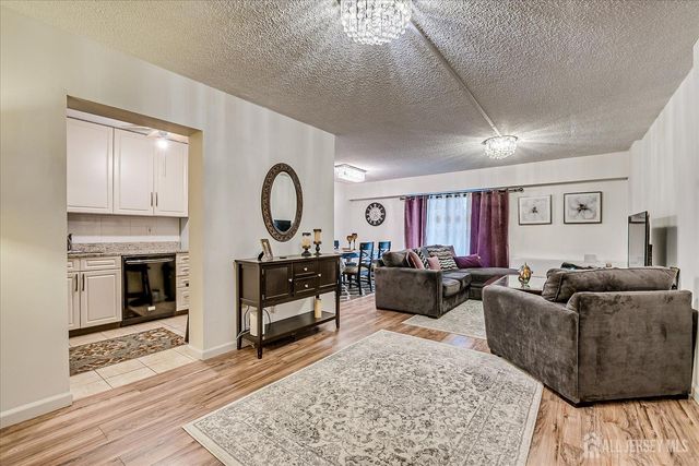 10 N  Wood Ave #215, Linden, NJ 07036