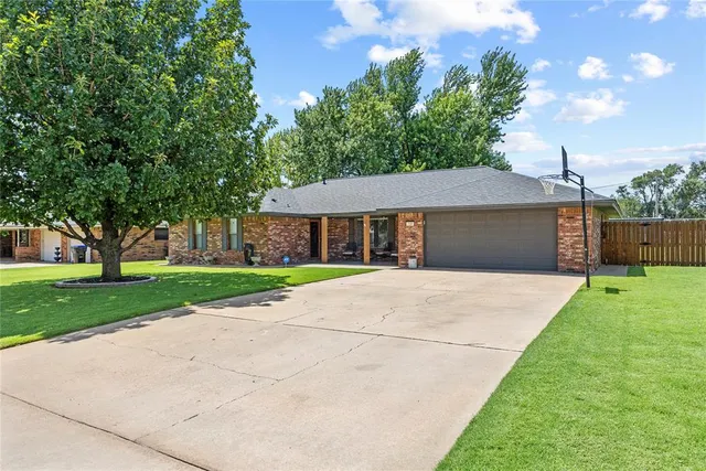 735 N  Arapaho Ave, Hydro, OK 73048