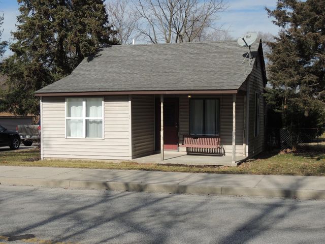 206 W  Indiana St, Kouts, IN 46347