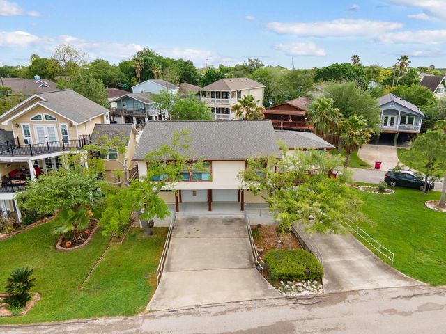 714 Narcissus Rd, Clear Lake Shores, TX 77565