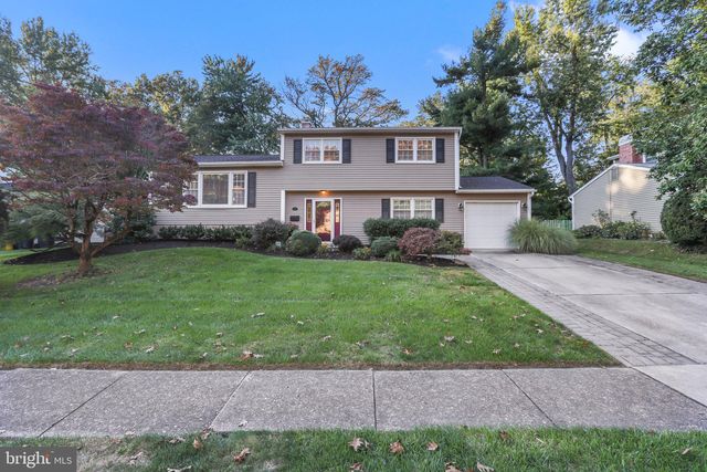 14 Hillsdale Rd, Lawrence Township, NJ 08648