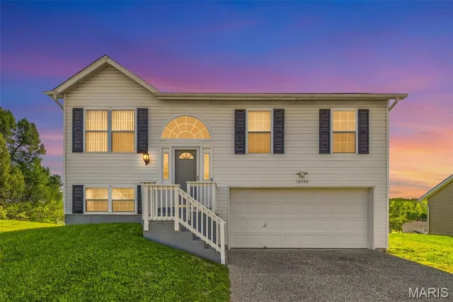 12550 Evening Shade Dr, Florissant, MO 63033