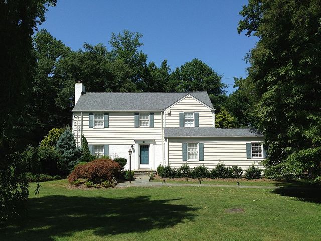 25 High Point Ln, Scarsdale, NY 10583