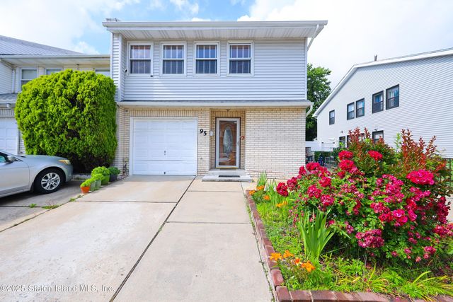 95 Regis Dr, Staten Island, NY 10314