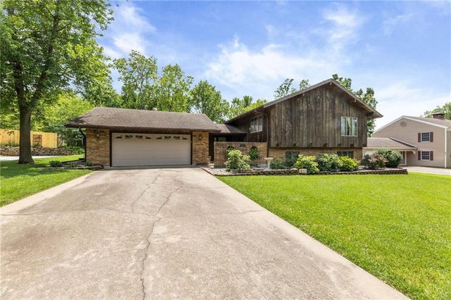 21 W  Edwards St, Iola, KS 66749