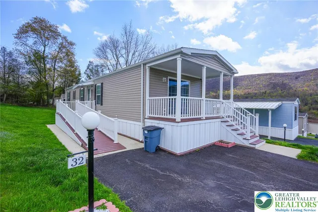 32 Hillside Pl, Kunkletown, PA 18058