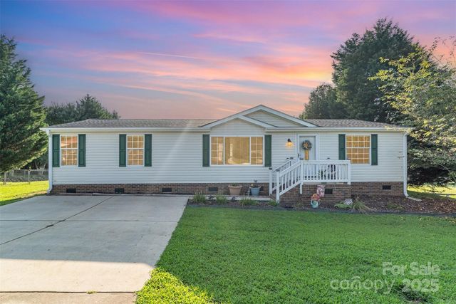1140 Peppertree Dr, Mount Holly, NC 28120