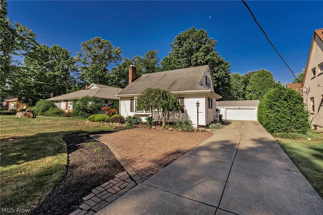 1016 Lander Rd, Highland Heights, OH 44143