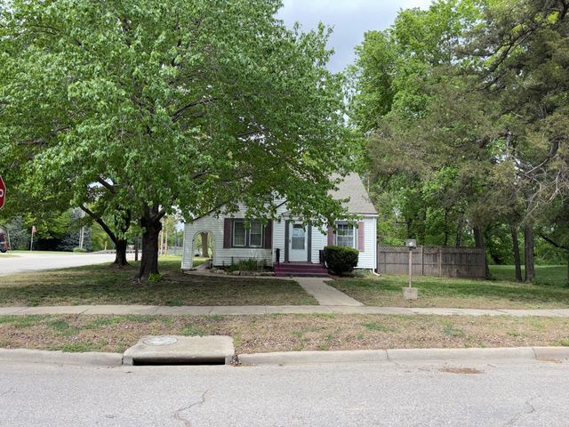 212 W  8th St, Sedgwick, KS 67135