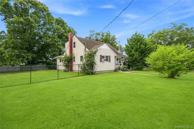 2 Seminole Drive, Bay Shore, NY 11706