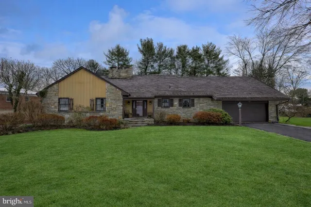 1518 Country Club Dr, Lancaster, PA 17601