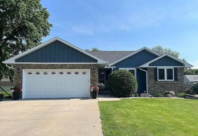 211 W  12th St, Wood River, NE 68883