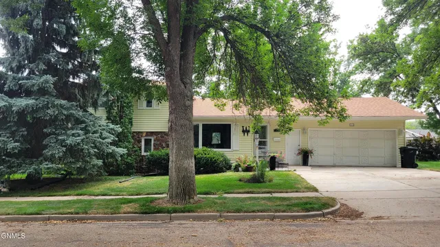 103 Redstone Dr, Bismarck, ND 58503