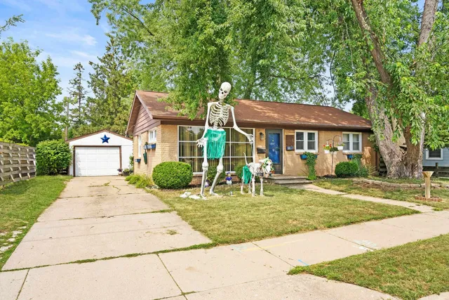 1818 E  College Ave, Appleton, WI 54915