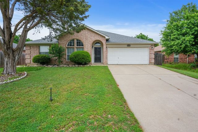 820 Yellowstone Dr, Mansfield, TX 76063