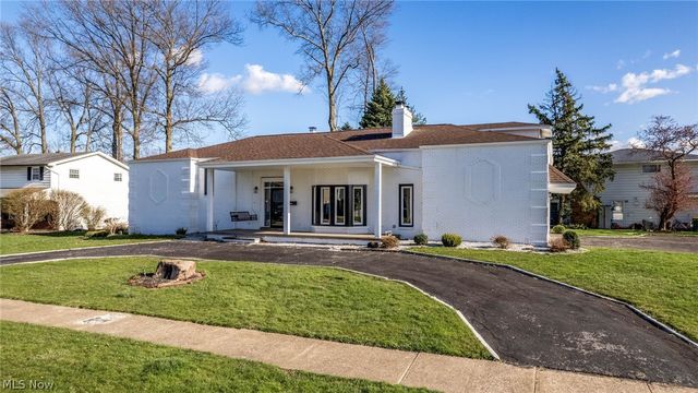 916 Meadview Dr, Seven Hills, OH 44131