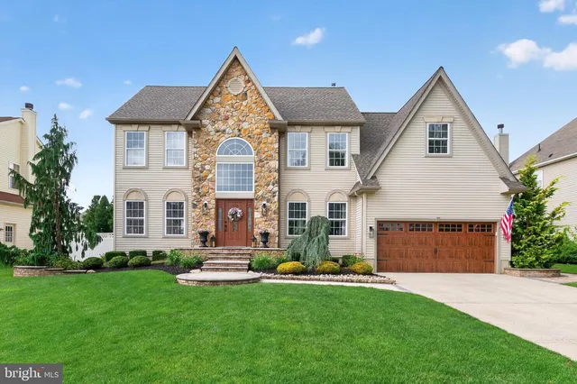 28 Canyon Dr, Berlin, NJ 08009