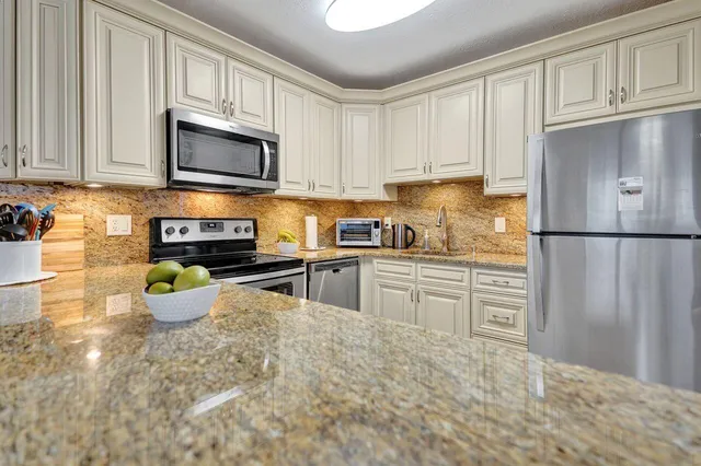 116 Easthampton E, West Palm Beach, FL 33417