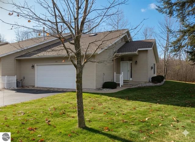 326 Woodside Cir #33, Cadillac, MI 49601