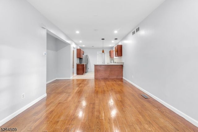 110 S  Devine St, Newark, NJ 07106