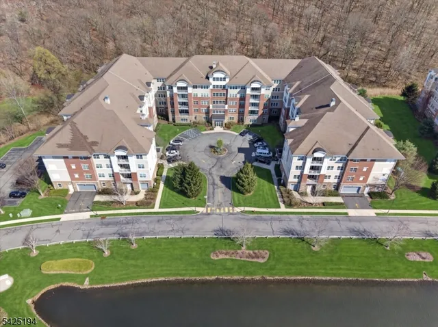 5205 Warrens Way BLDG 5305 #305, Wanaque, NJ 07465