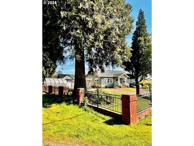 93577 River Rd, Junction City, OR 97448