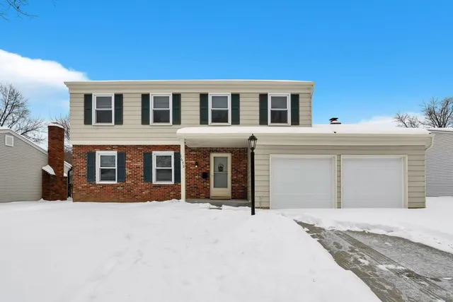 1679 Peardale Rd N, Columbus, OH 43229