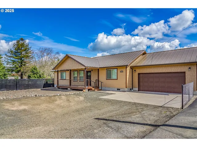 5135 Grange Rd, Roseburg, OR 97471