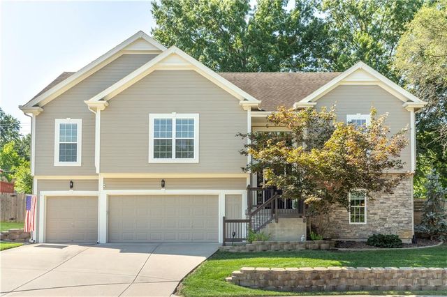 1701 NE 70th St, Gladstone, MO 64118