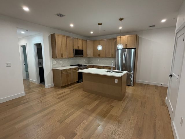 95 Addison St #206, Boston, MA 02128