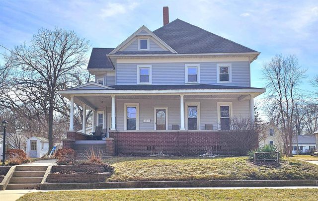 413 4th St NW, Independence, IA 50644