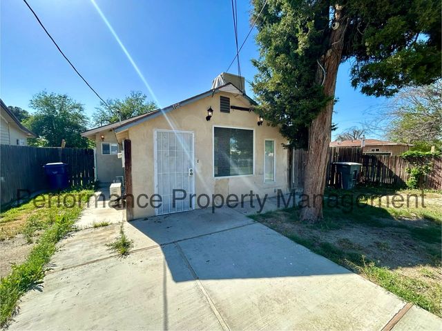 107 Plymouth Ave, Bakersfield, CA 93308