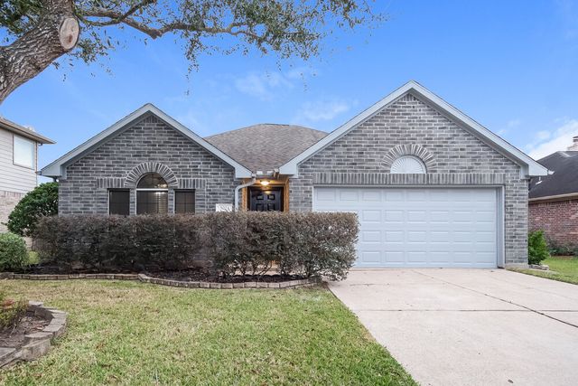 5023 Chase Mountain Dr, Bacliff, TX 77518