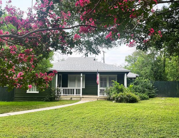 101 Charles Rd, Terrell Hills, TX 78209