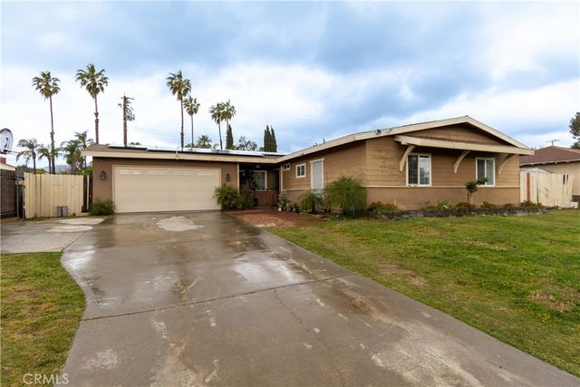 26174 Orchid Dr, Highland, CA 92346