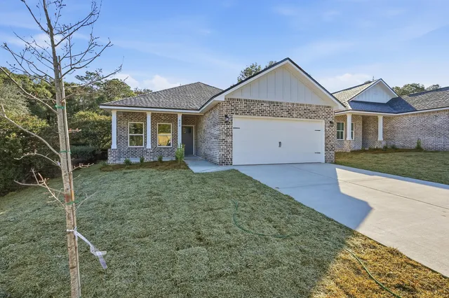71 Spooner St, Defuniak Springs, FL 32433