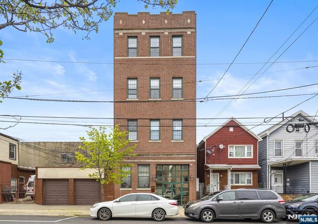9 E  18th St, Bayonne, NJ 07002