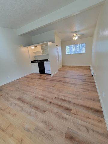 232 S  Gaines St #7, Portland, OR 97239