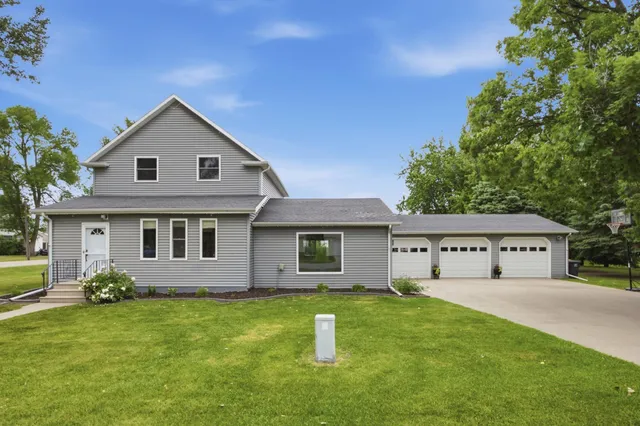 325 2nd St S, Casselton, ND 58012